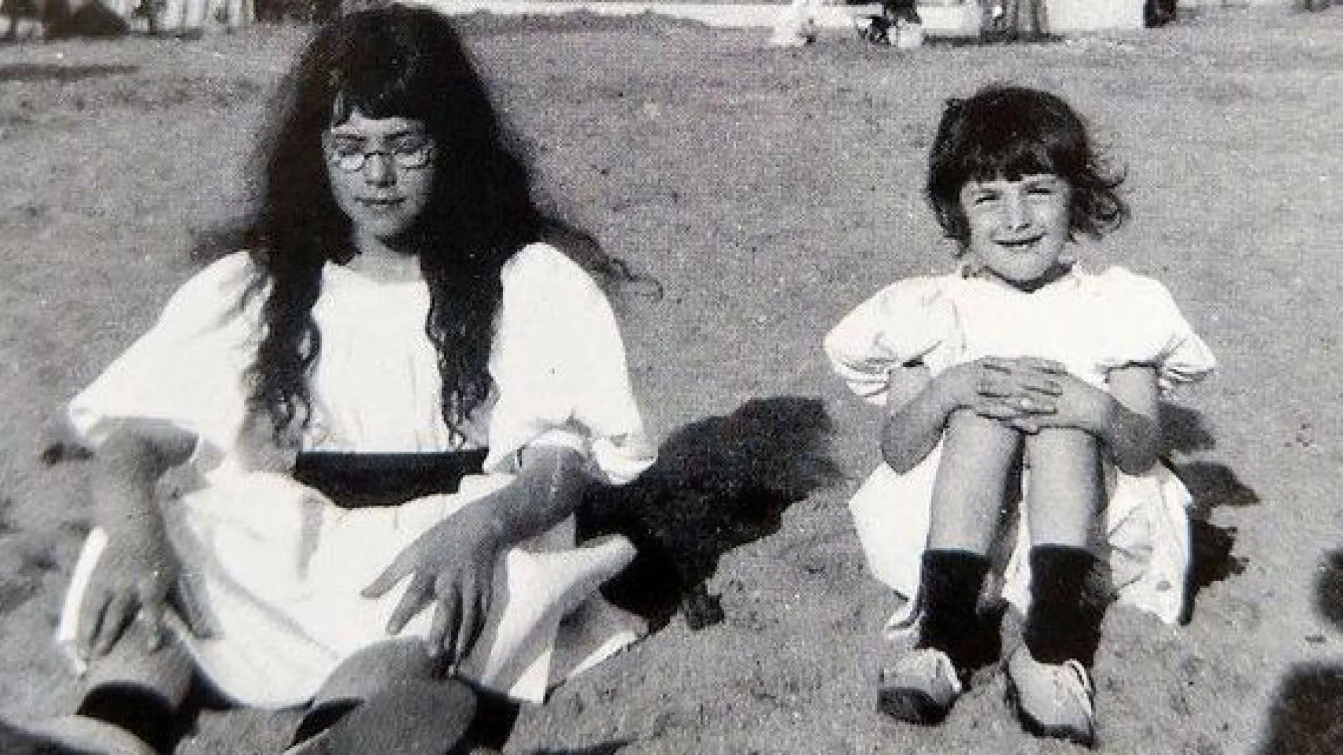 Nadia et Lili Boulanger sur la plage de Trouville vers 1902 - Photo dans le live de Jérôme Spycket  À la recherche de Lili Boulanger